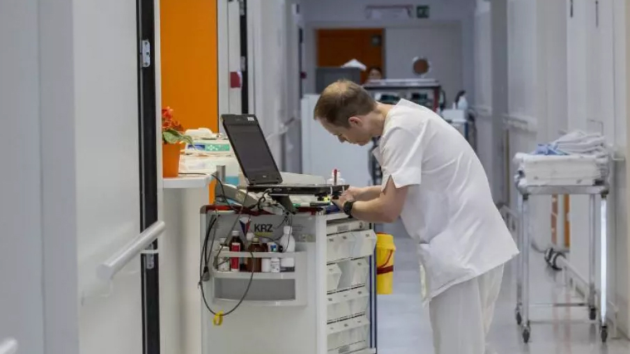 Enfermero toma nota durante su turno en un hospital